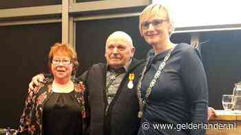 Medaille voor man (76) die buurjongen uit auto redde na ongeluk