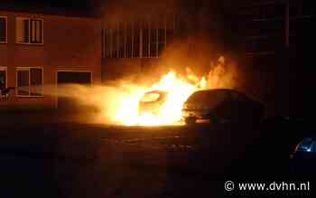Geparkeerde auto in Meppel brandt volledig uit (en de vlammen beschadigen de auto ernaast)