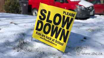 Residents displaying 'Slow Down' signs in Brampton didn't break bylaws, law firm says