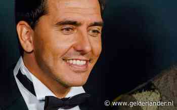 Jan Smit knuffelt met zoontje en Olcay gespot in trouwjurk