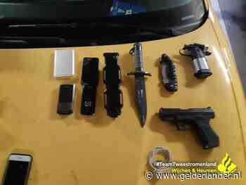 Politie stuit op grote hoeveelheid telefoons, wapens en drugs bij controle van auto in Wijchen