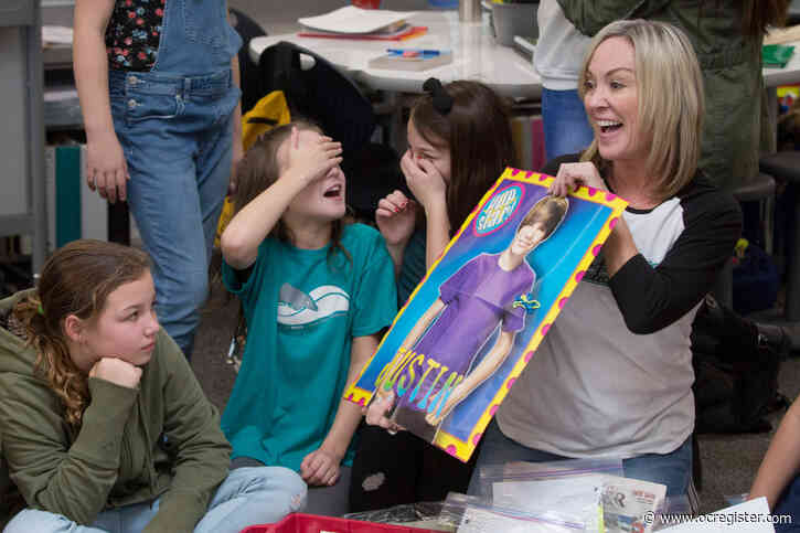 MP3 player, young Justin Bieber poster among artifacts in 2010 time capsule opened by Lake Forest students