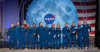 NASA, Eyeing Moon, Hosts First Public Astronaut Graduation Ceremony