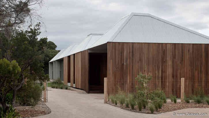 Timber walls pivot to open holiday home to the outdoors in Australia