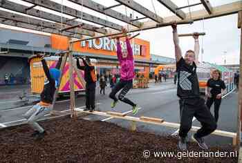 Rollen door de modder tijdens de Hornbach Hammerrun in Duiven