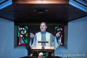 Vernieuwende dominee maakt saaie kerk weer hip met The Beatles, Queen en taart