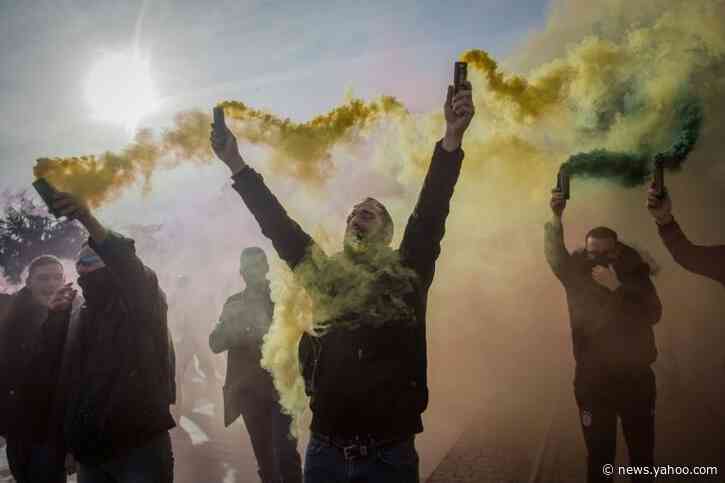 French transport strike drags on despite govt compromise on pensions