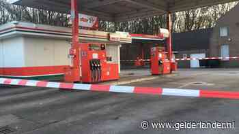 Wat als het populairste tankstation in Elten gesloten is? Dan ga je in de rij staan voor de andere