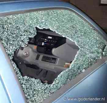 Jongeren gooien autoruit in: 94-jarige eigenaar gedupeerd