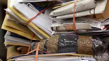 Spaziergänger finden Hunderte ungeöffnete Briefe in Müllsack