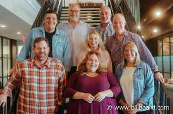'This Is Us' Star Chrissy Metz Signs With Universal Music Group Nashville