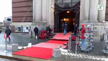 Newsblog: Trauerfeier für Jan Fedder – Roter Teppich vor dem Michel