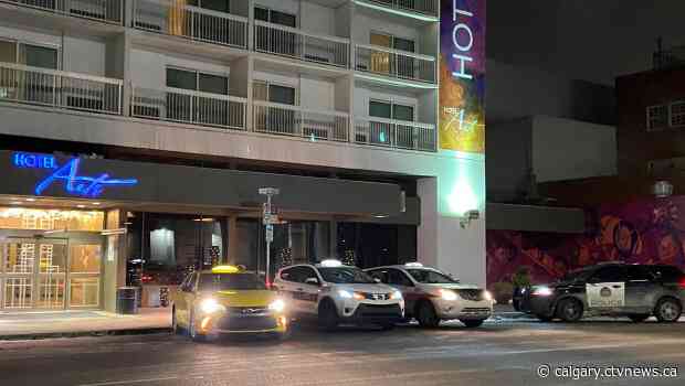 Police looking for pair of suspects after early morning stabbing at Beltline hotel