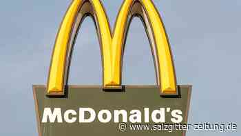 Sachbeschädigung: McDonald’s: Hungriger Gast rastet aus – Angriff mit Hammer