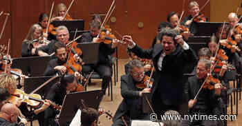 Gustavo Dudamel Extends Contract With Los Angeles Philharmonic