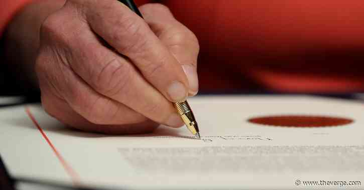 Senators won’t be trusted to keep eyes off their phones during Trump impeachment trial