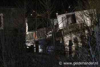 Woonboot zinkt in Nijmegen: reddingspoging haalt niets uit