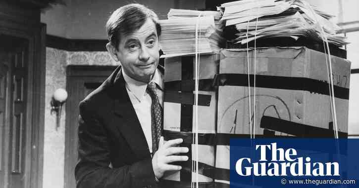 Yes Minister actor Derek Fowlds dies aged 82