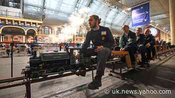 In Pictures: Model fans enjoy world in miniature