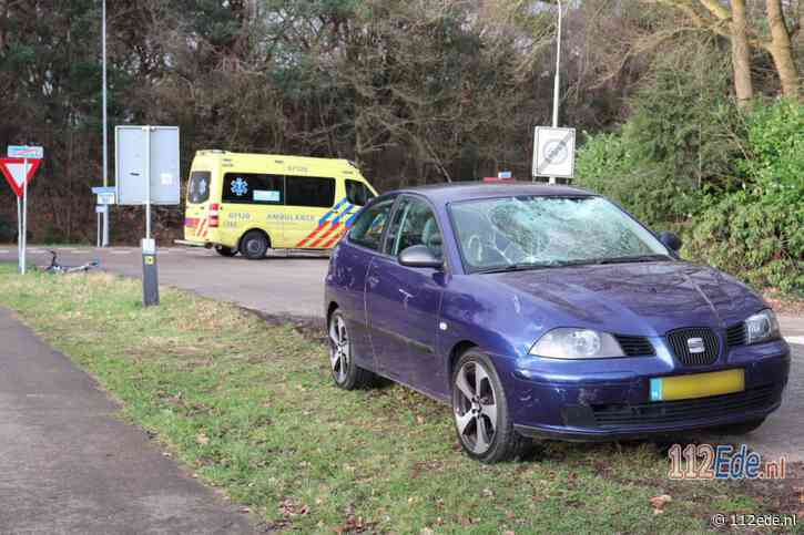 Wielrenner gelanceerd door afslaande auto in Otterlo