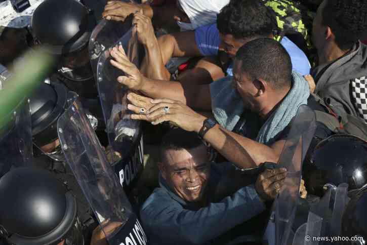 Over 2,000 Central American migrants try to enter Mexico
