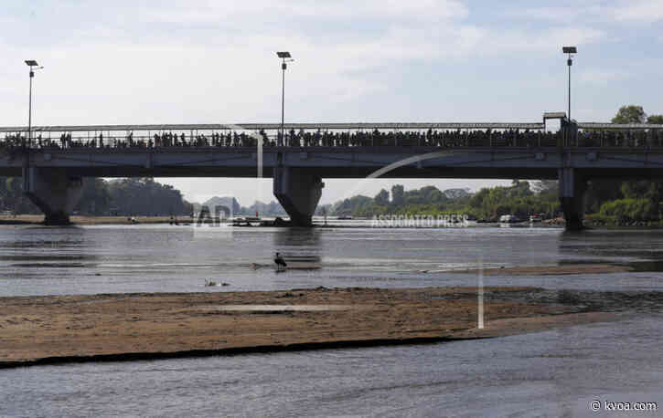 Over 2,000 Central American migrants try to enter Mexico