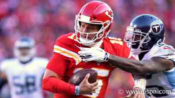 Patrick Mahomes tightropes down the sideline for score