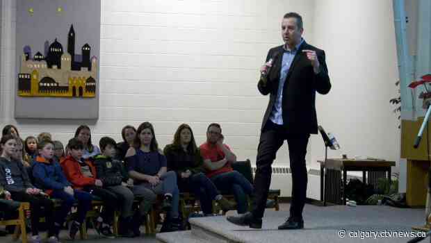 Expert encourages Calgary parents to keep tabs on their preteens use of social media