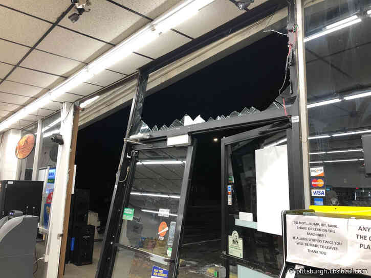 Car Smashes Into Front of Uni-Mart In Carrick