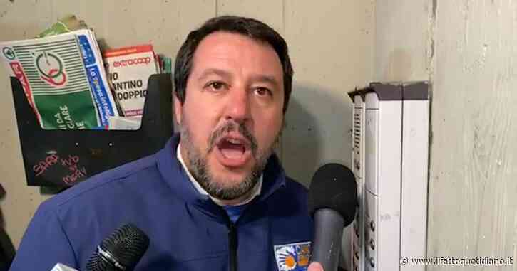 Regionali, Salvini a Bologna citofona a casa di un cittadino tunisino: “Scusi, lei spaccia?”