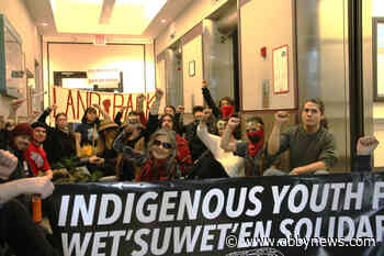 WATCH: Protesters block entrance to Victoria government building to support Wet’suwet’en First Nation