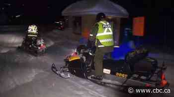 1 dead, 5 missing after snowmobilers fall through ice on Lac Saint-Jean