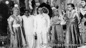Rishi Kapoor offers rare glimpse into the sets of 'Mughal-e-Azam' with Italian filmmaker Roberto Rossellini
