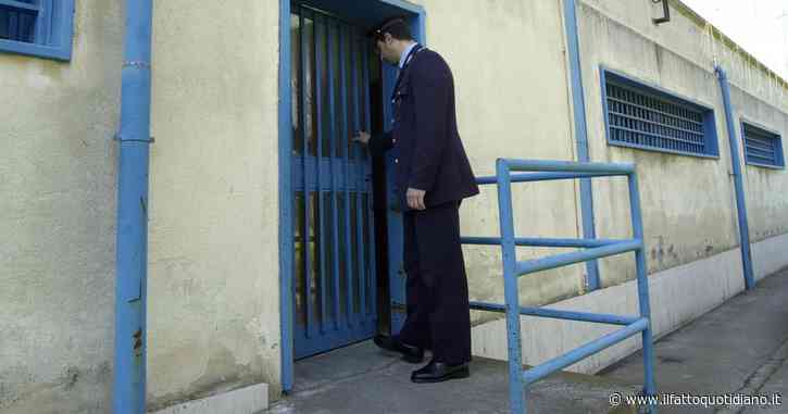 Camorra, agli arresti agente penitenziario: “Portava fuori dal carcere pizzini con gli ordini del boss Lo Russo in cambio di soldi”