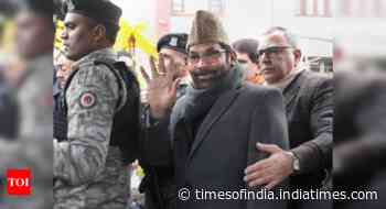Naqvi visits Lal Chowk, interacts with vendors
