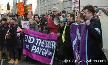 Senior UK academics protest over pay and working conditions