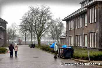 Grave baalt van kleine groep stennis trappende asielzoekers