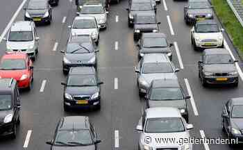 Flinke file op A50 door ongeluk bij knooppunt Valburg: ruim uur vertraging