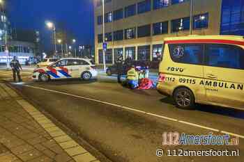 Voetganger belandt op motorkap bij aanrijding op rotonde in Amersfoort #Amersfoort.
