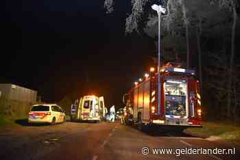 Lesauto en personenauto botsen in Overasselt: instructeur raakt bekneld