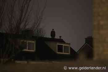 Man met bijl klimt na 2,5 uur van dak Arnhemse woning af
