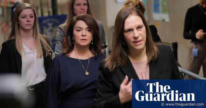 Sopranos actor re-enacts alleged rape at Weinstein trial: 'I was trying to fight'