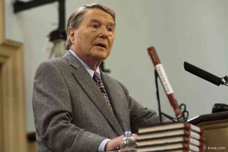Jim Lehrer, longtime PBS news anchor, dies at 85