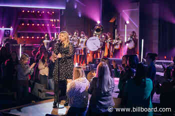 Kelly Clarkson Gets an Extra Kick From USC Marching Band for Epic White Stripes Cover