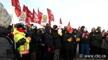 Unifor wants province to force both parties back to bargaining, government non-commital