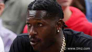 Antonio Brown Surrendering To Police, Arrives At Jail