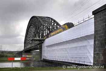 Politie rukt uit voor voetgangers op de spoorbrug bij Driel