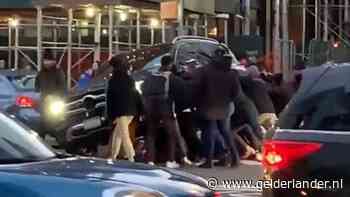 New Yorkers tillen auto op om vrouw te bevrijden