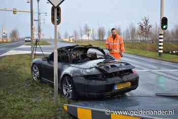 Peperdure Porsche cabriolet brandt uit voor verkeerslicht in Nijmegen