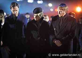 Koninklijk echtpaar en premier Rutte branden kaars bij herdenking in Auschwitz